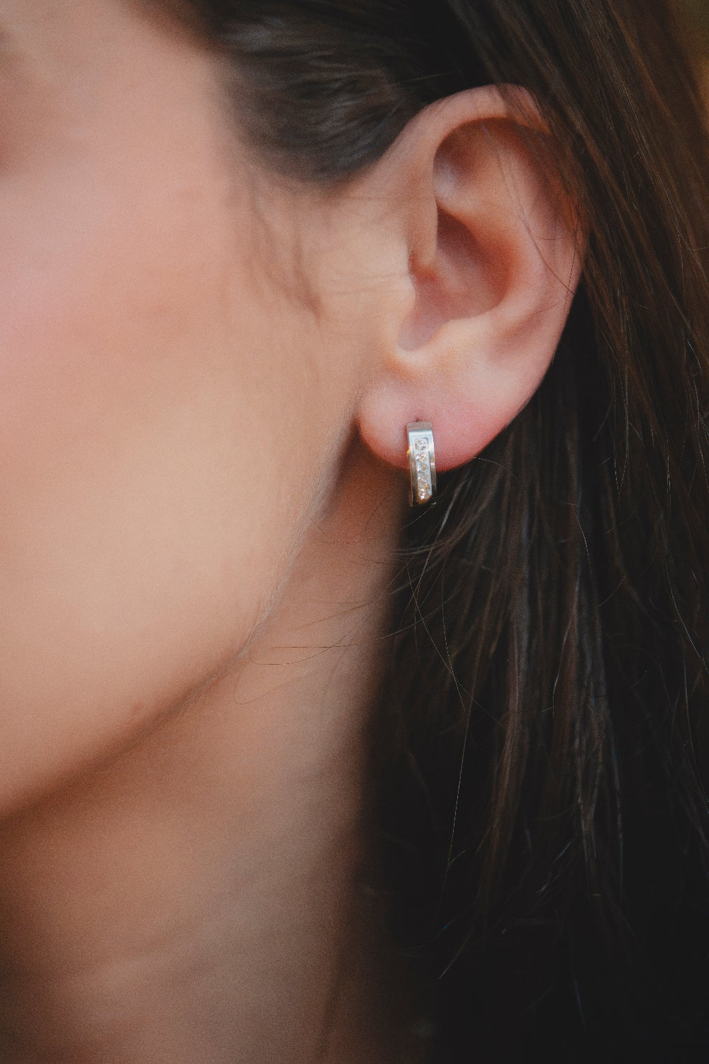 BRINCO ARGOLA CLICK COM STRASS PRATEADO EM AÇO INOX