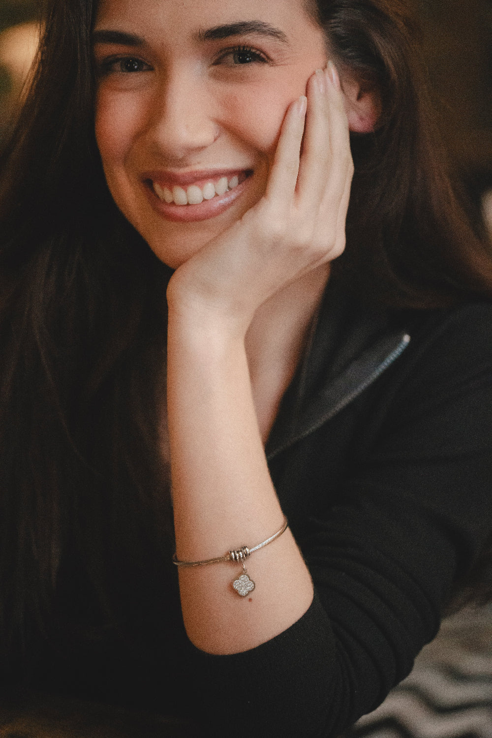 BRACELETE RÍGIDO COM PINGENTE DE TREVO COM STRASS PRATEADO EM AÇO INOX