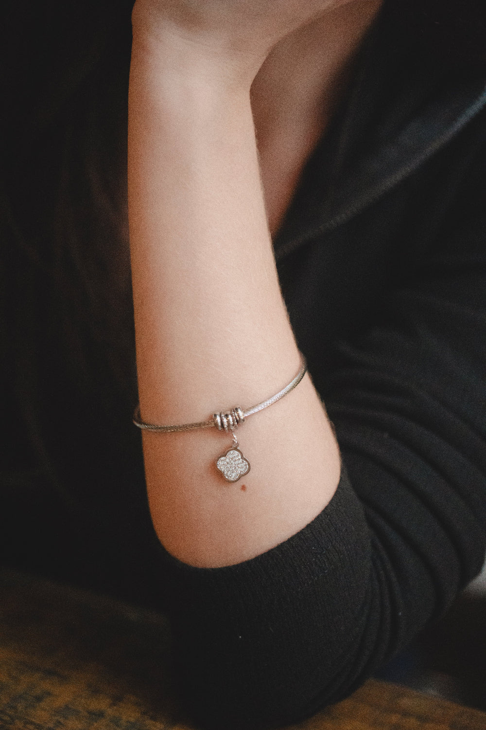 BRACELETE RÍGIDO COM PINGENTE DE TREVO COM STRASS PRATEADO EM AÇO INOX