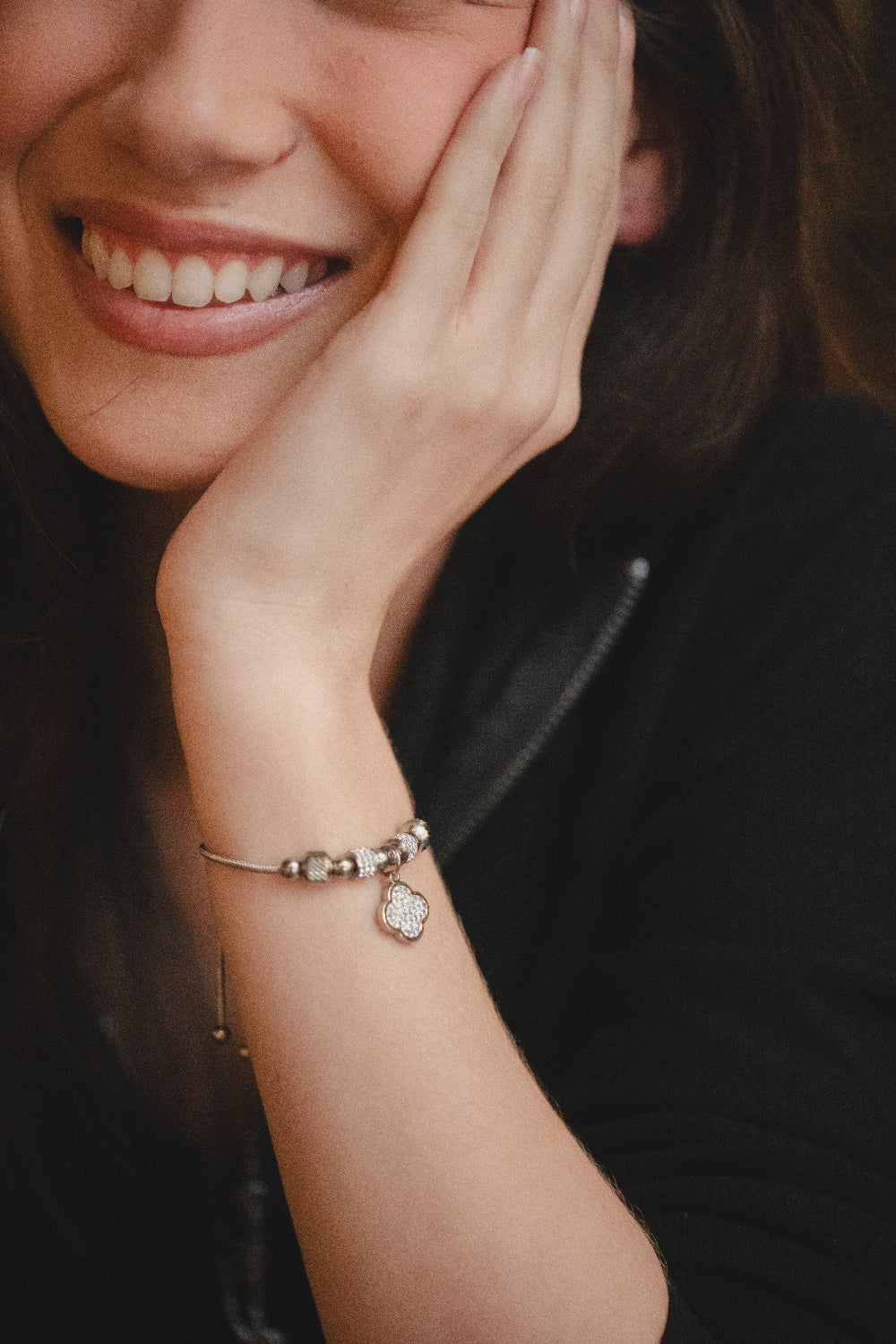 PULSEIRA DETALHADA COM TREVO E FECHAMENTO COM REGULAGEM PRATEADA EM AÇO INOX