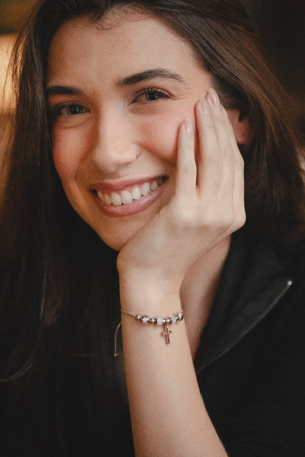 PULSEIRA DETALHADA COM CRUZ E REGULAGEM PRATEADA EM AÇO INOX