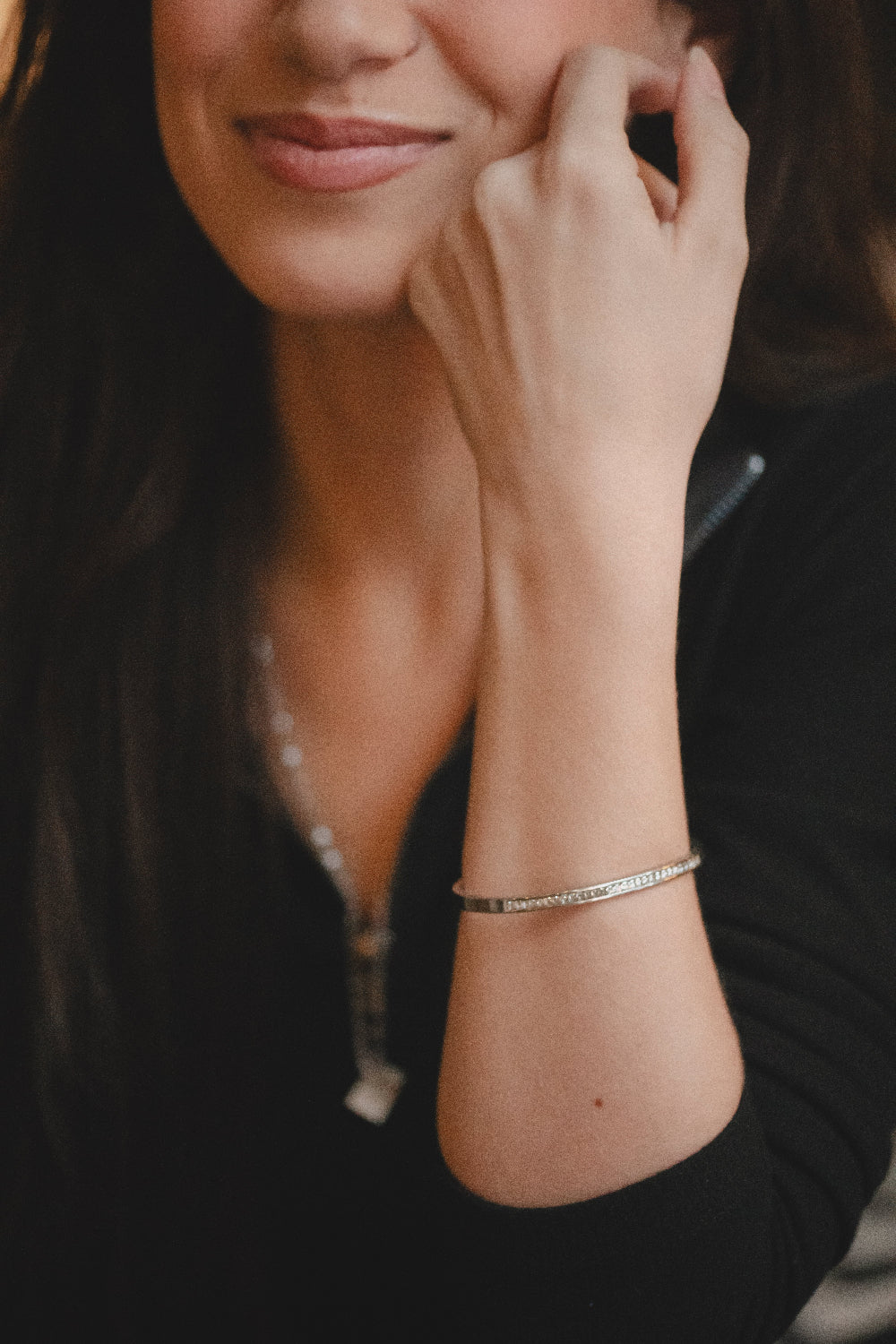 BRACELETE RÍGIDO COM STRASS PRATEADO EM AÇO INOX