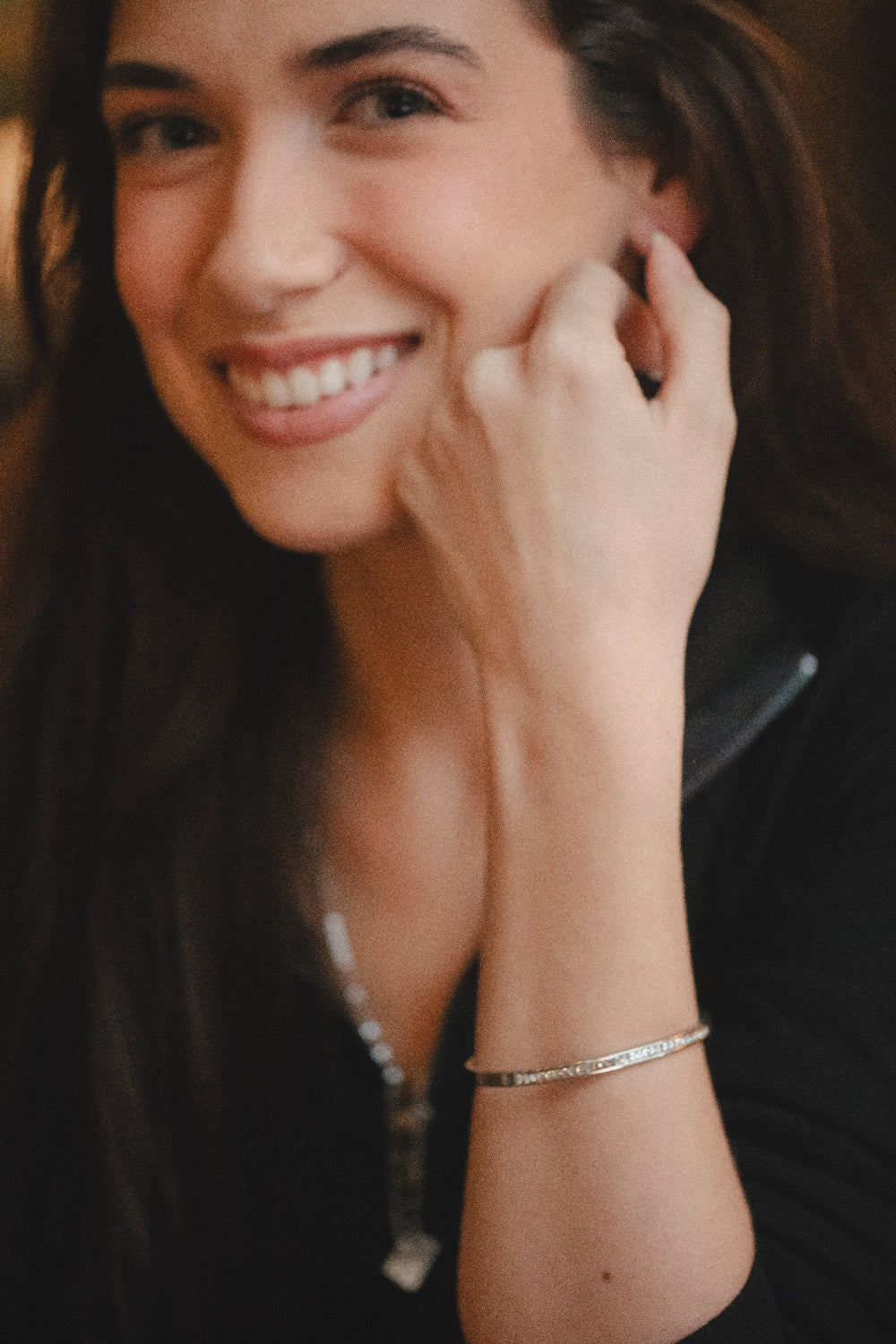 BRACELETE RÍGIDO COM STRASS PRATEADO EM AÇO INOX