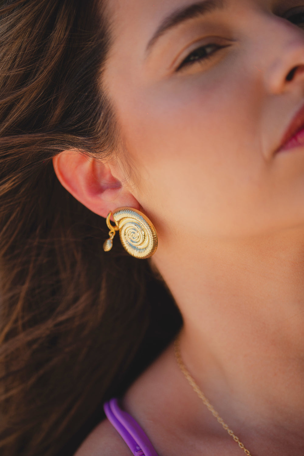 BRINCO CARACOL TEXTURIZADO FOLHEADO A OURO 18K