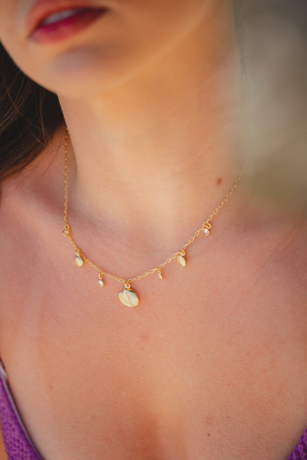 COLAR COM CONCHAS E ZIRCÕNIAS 40CM FOLHEADO A OURO 18K