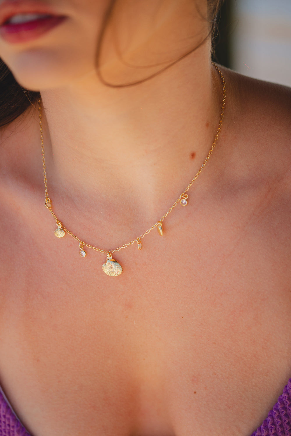 COLAR COM CONCHAS E ZIRCÕNIAS 40CM FOLHEADO A OURO 18K