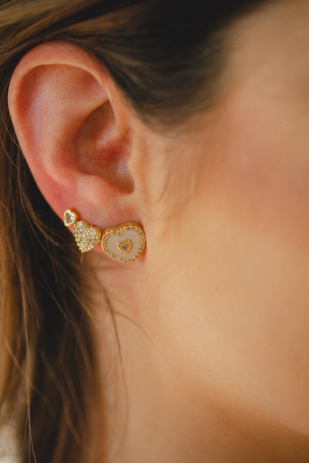 BRINCO DE CORAÇÃO MADRE PÉROLA COM ZIRCÔNIAS FOLHEADO A OURO 18K