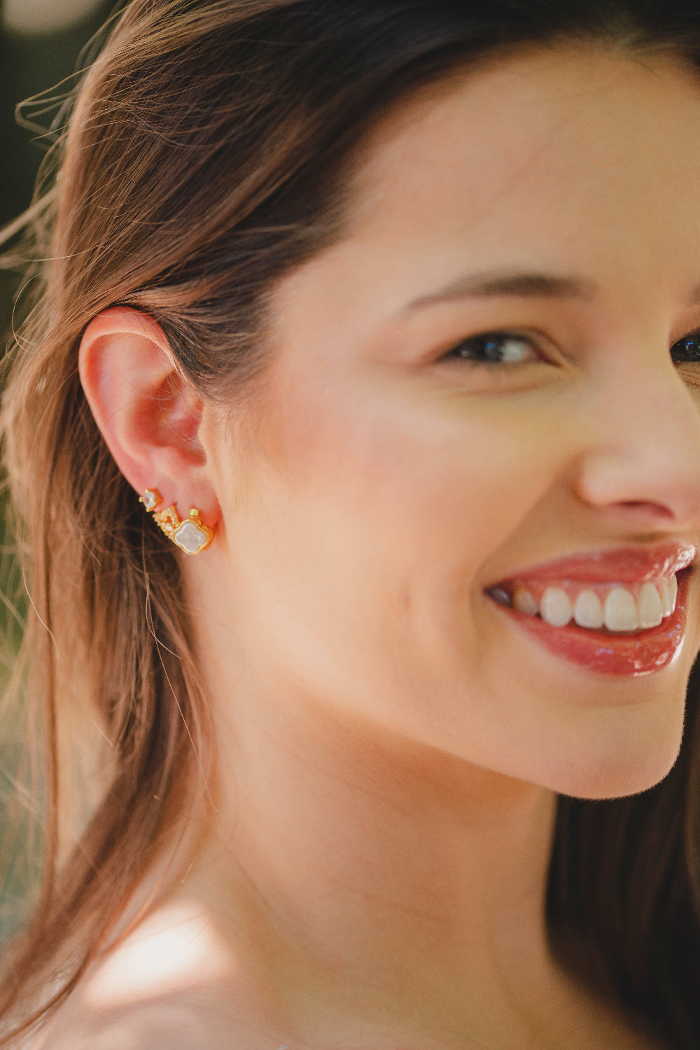 BRINCO COM PONTO DE LUZ FOLHEADO A OURO 18K