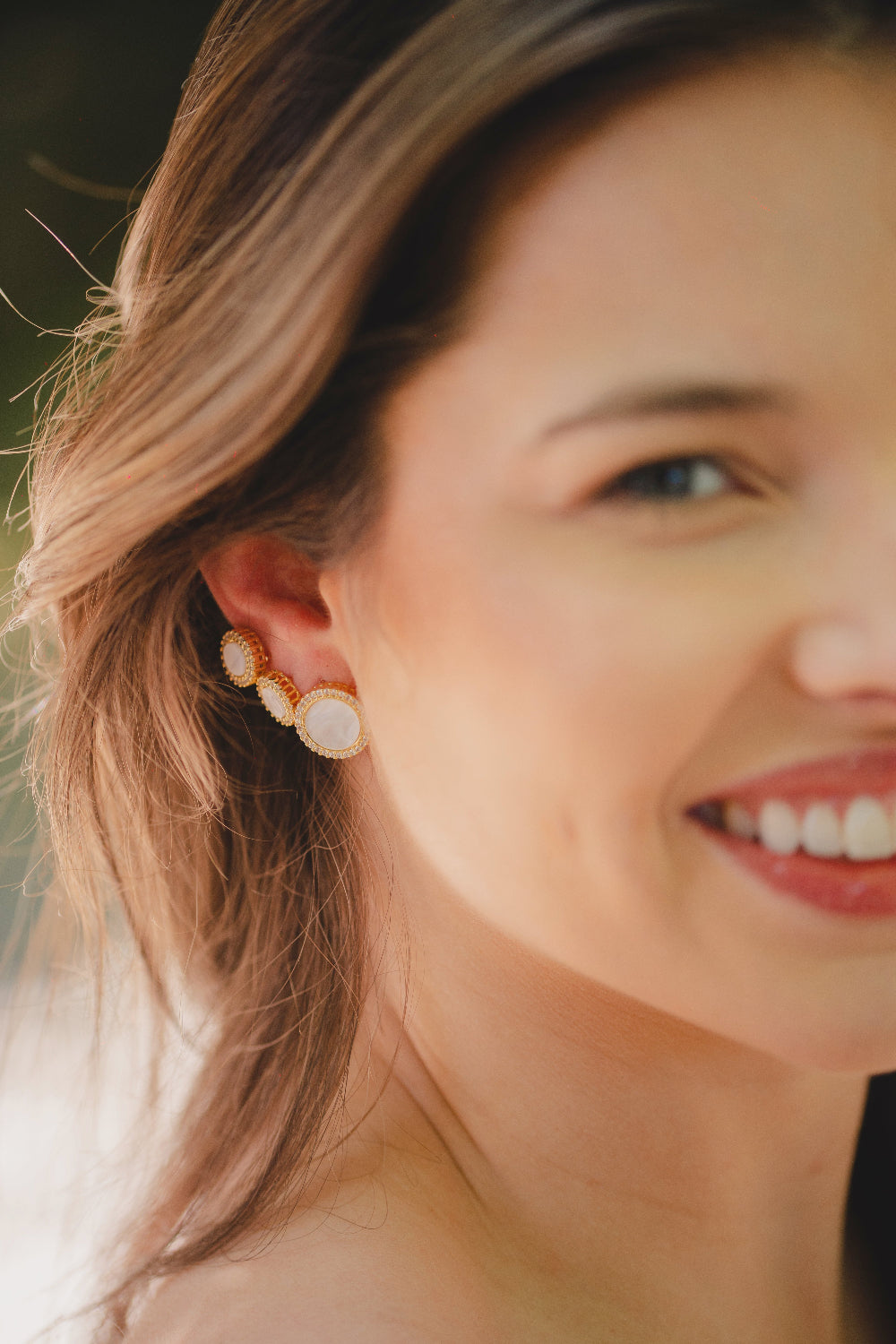 BRINCO REDONDO MADRE PÉROLA COM ZIRCÔNIAS G FOLHEADO A OURO 18K
