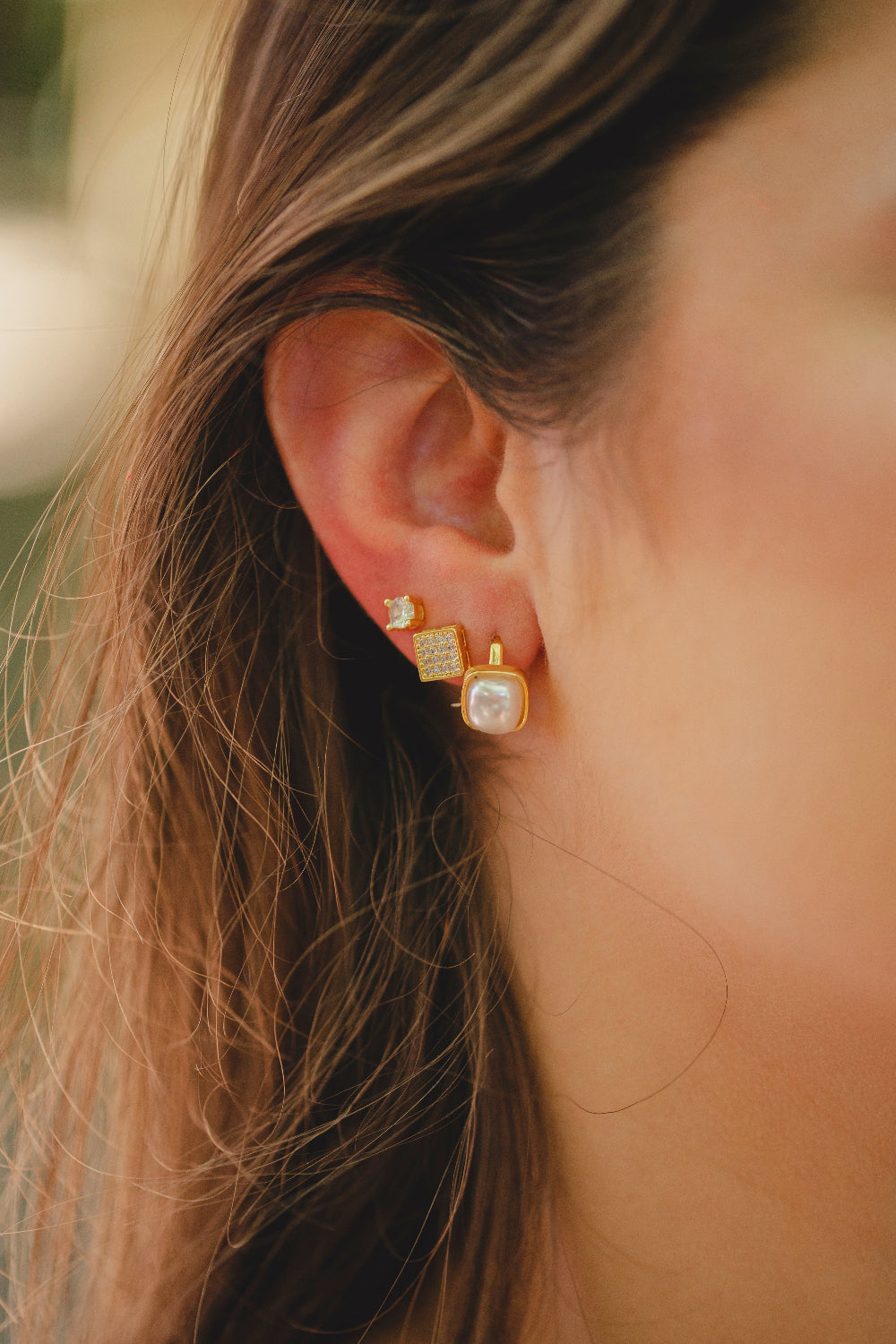 BRINCO COM PONTO DE LUZ REDONDO FOLHEADO A OURO 18K