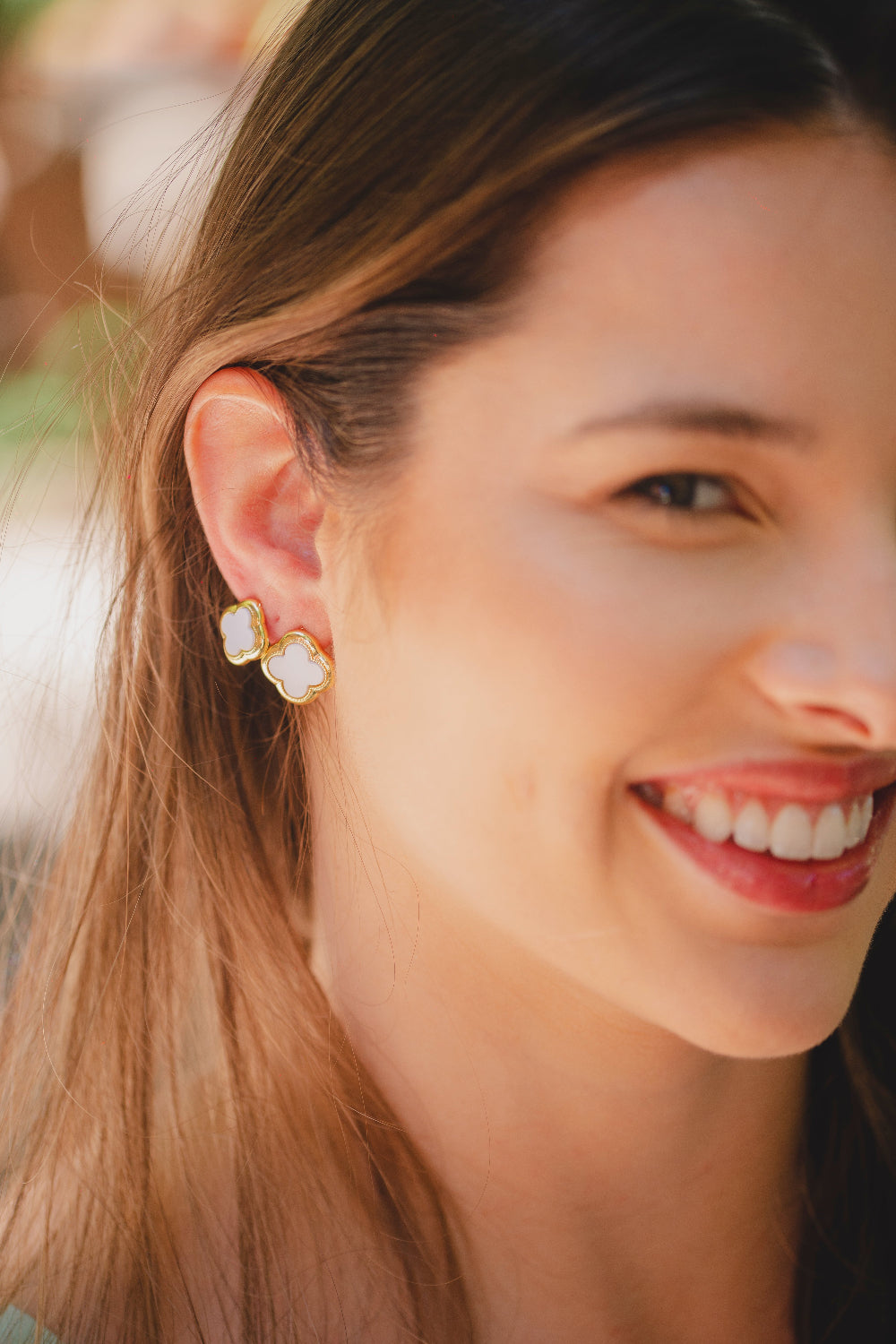 BRINCO TREVO BRANCO GRANDE FOLHEADO A OURO 18K