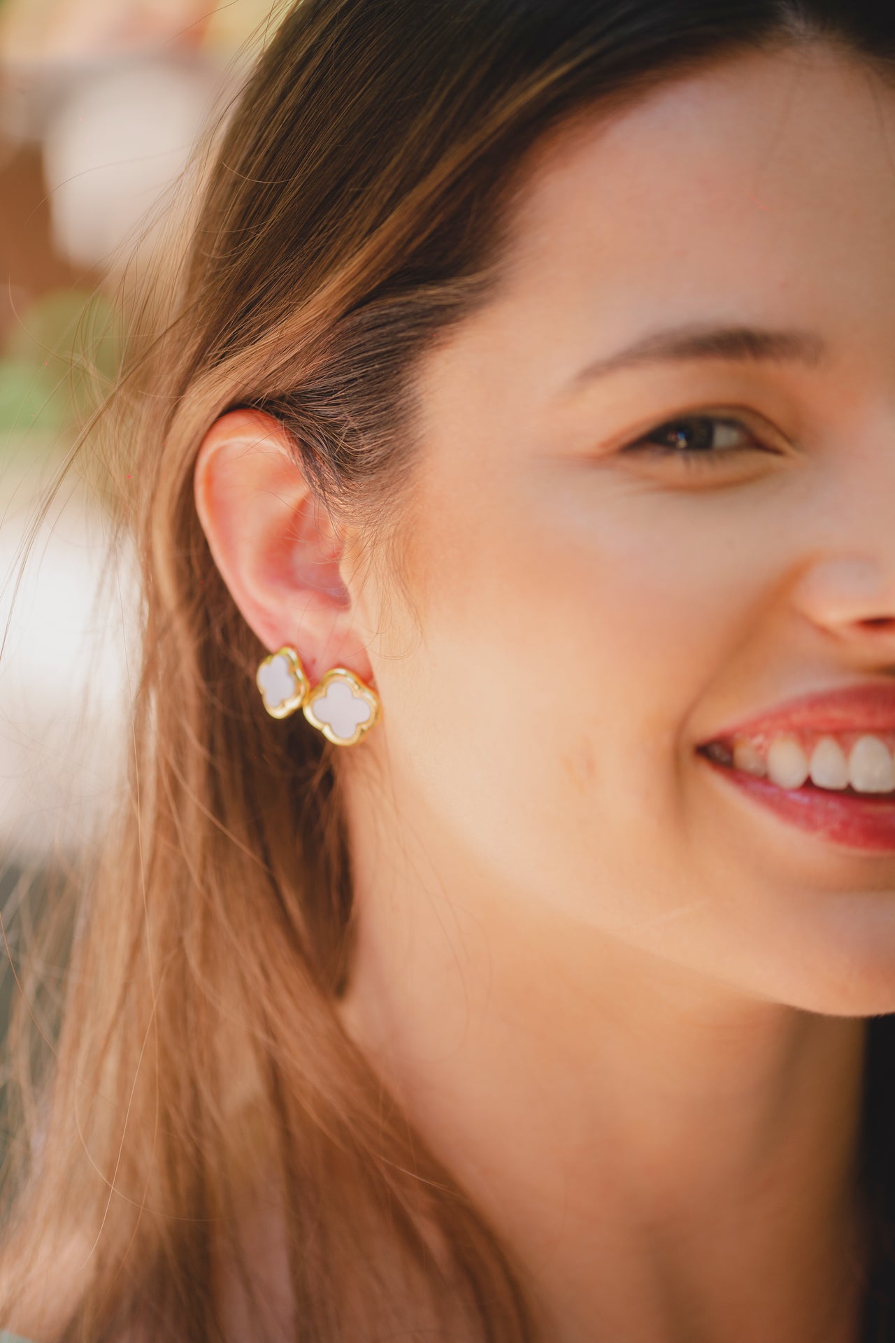 BRINCO TREVO BRANCO PEQUENO FOLHEADO A OURO 18K