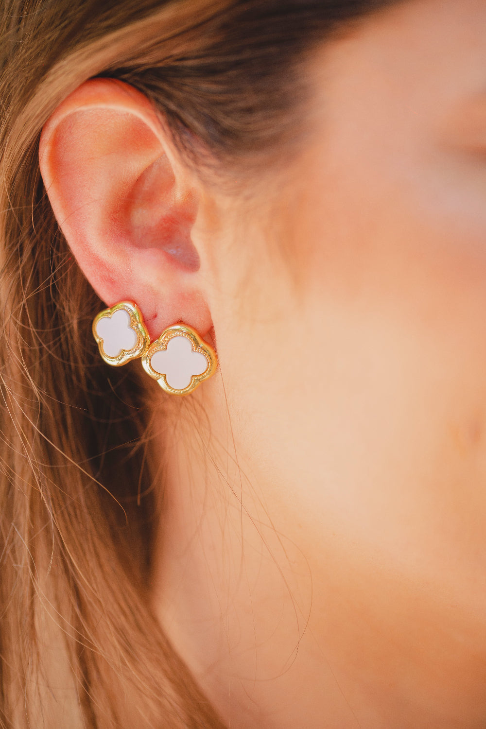 BRINCO TREVO BRANCO PEQUENO FOLHEADO A OURO 18K