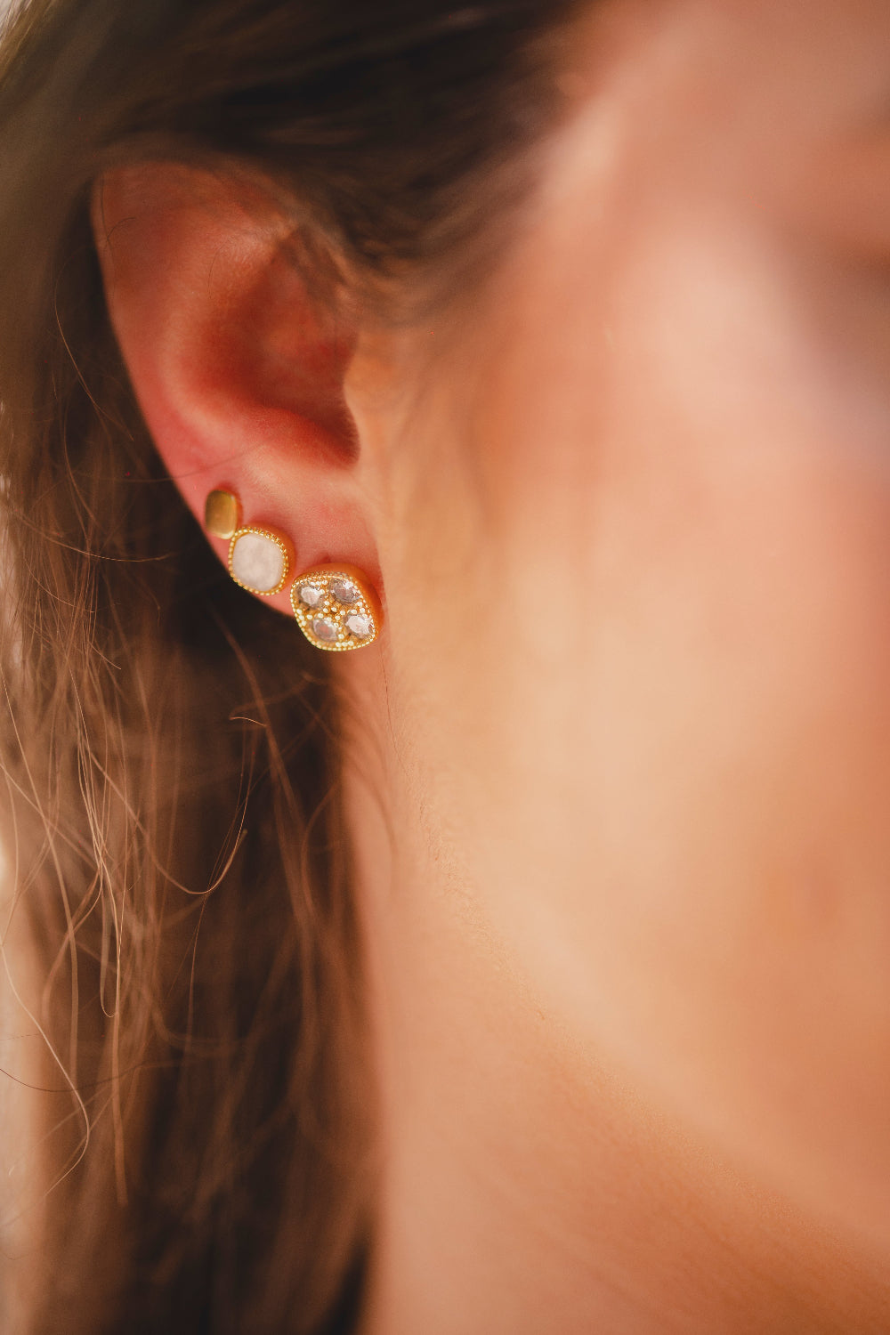 BRINCO TRIO DE TREVOS FOLHEADO A OURO 18K
