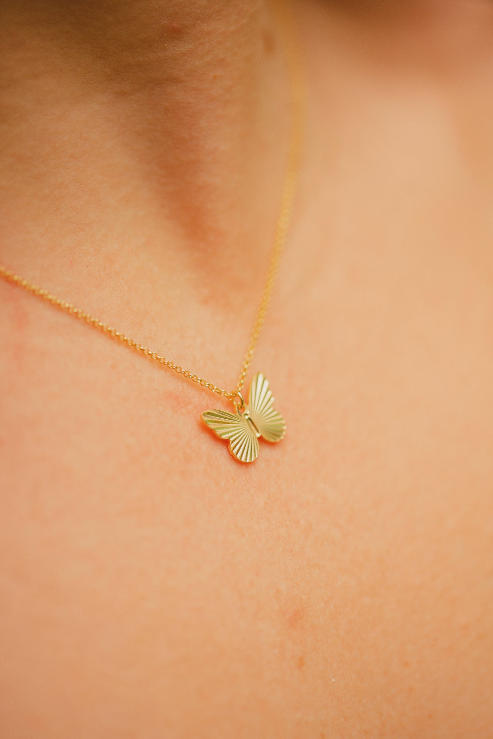 COLAR GARGANTILHA COM PINGENTE DE BORBOLETA TEXTURIZADO FOLHEADO A OURO 18K