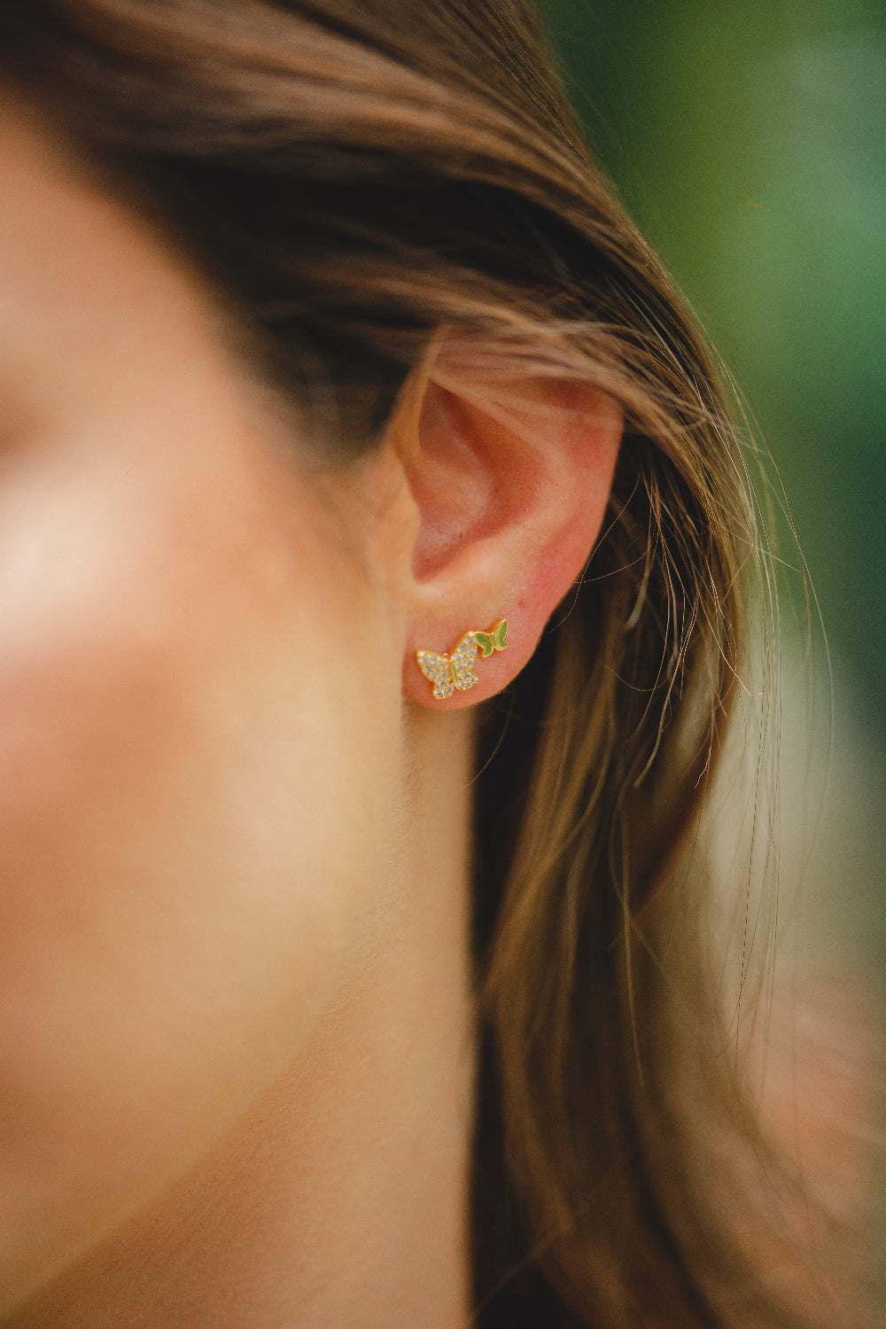 BRINCO DUPLA DE BORBOLETAS LISA E CRAVEJADA FOLHEADO A OURO 18K