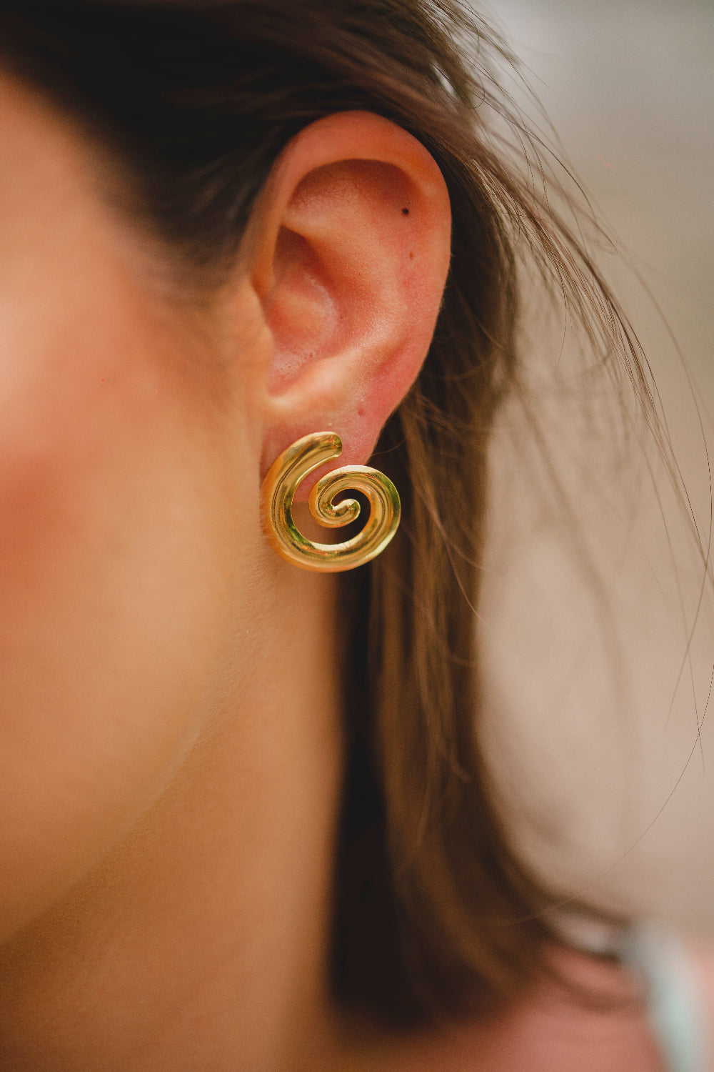 BRINCO CARACOL LISO FOLHEADO A OURO 18K