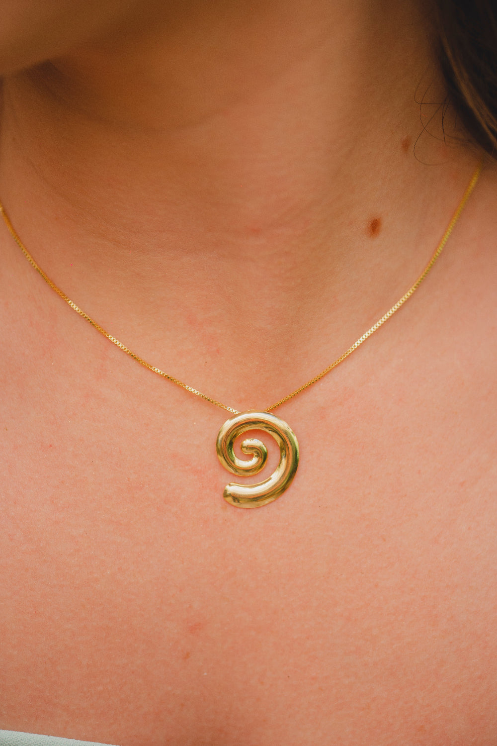 COLAR COM PINGENTE CARACOL LISO FOLHEADO A OURO 18K