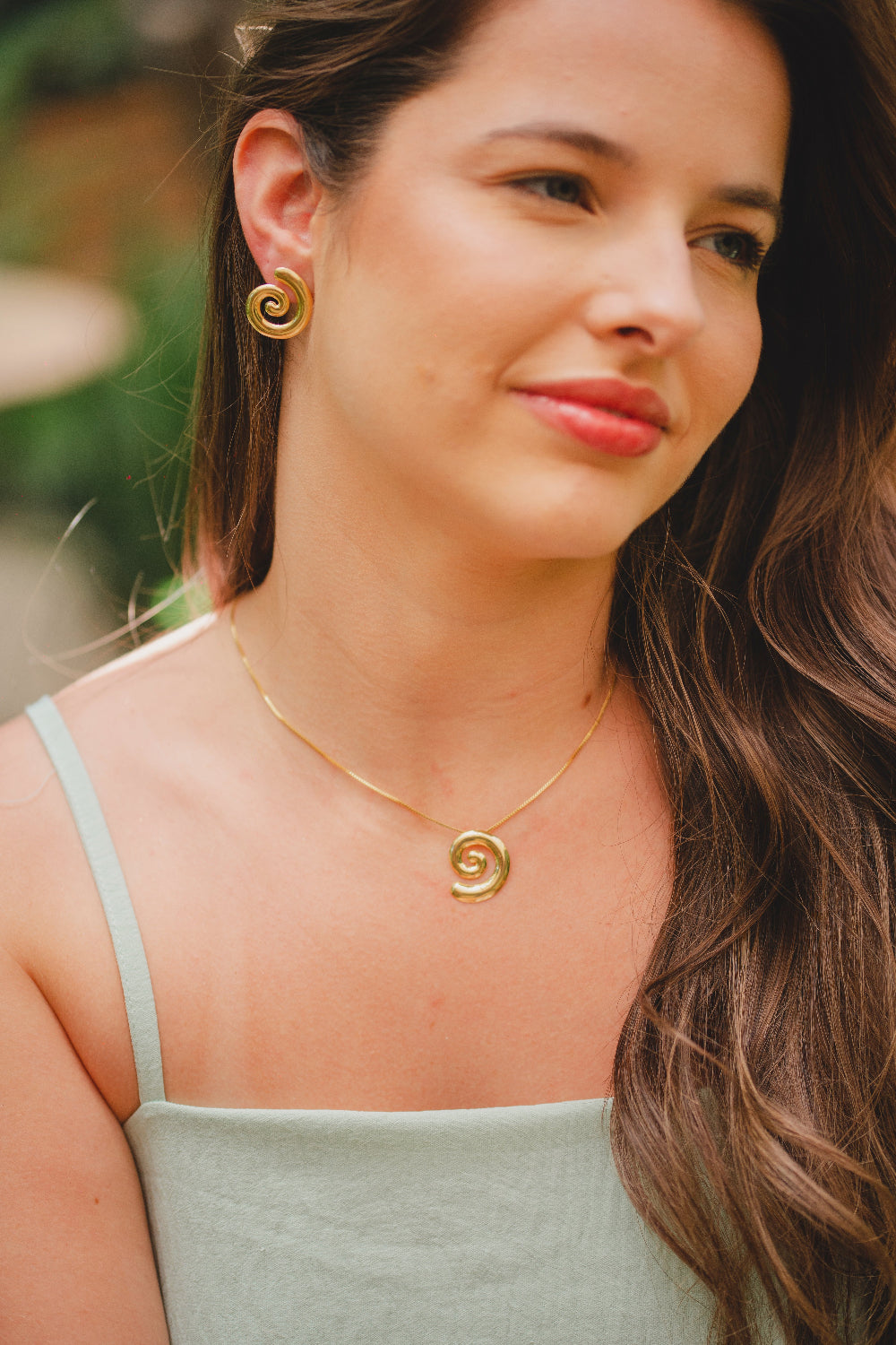 COLAR COM PINGENTE CARACOL LISO FOLHEADO A OURO 18K