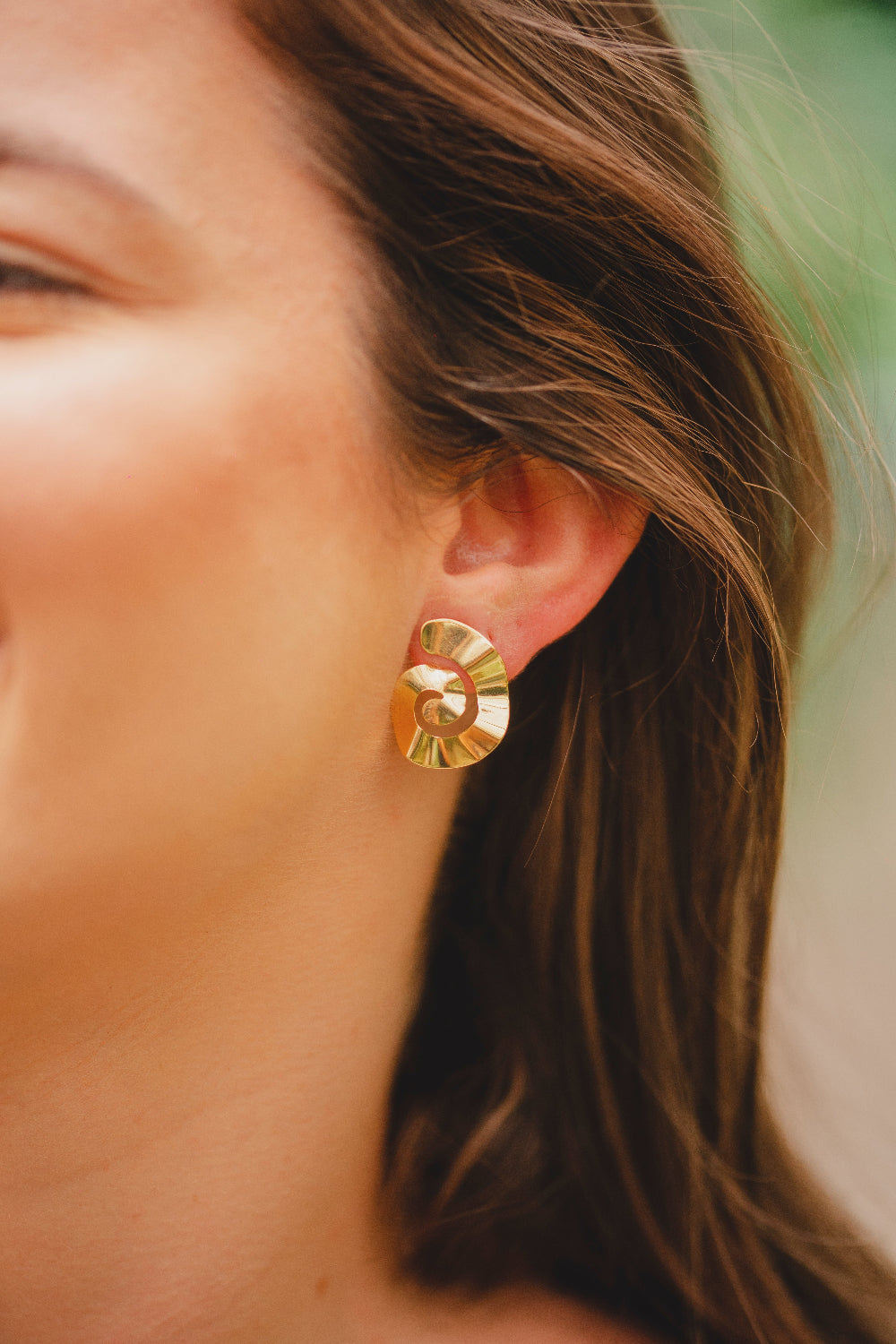 BRINCO ORGÂNICO CARACOL LISO FOLHEADO A OURO 18K