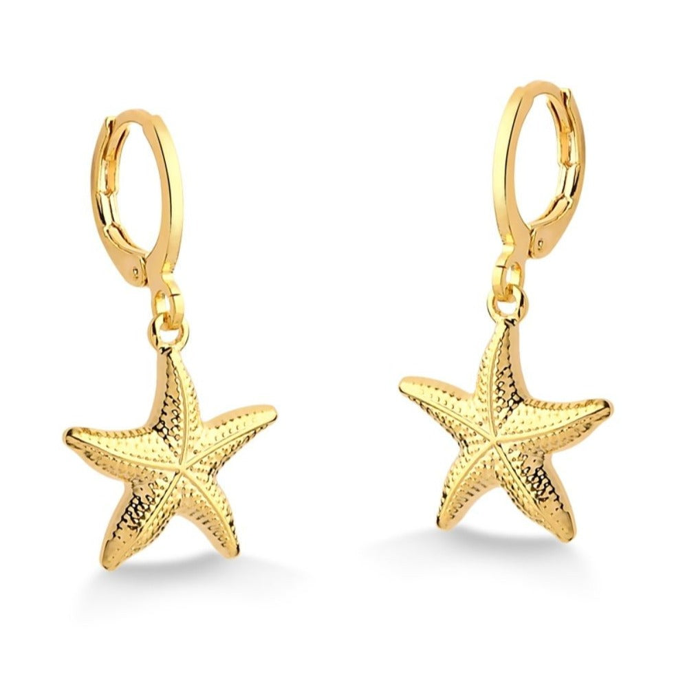 BRINCO DE ARGOLA FECHADA COM ESTRELA DO MAR MÉDIA FOLHEADO A OURO 18K