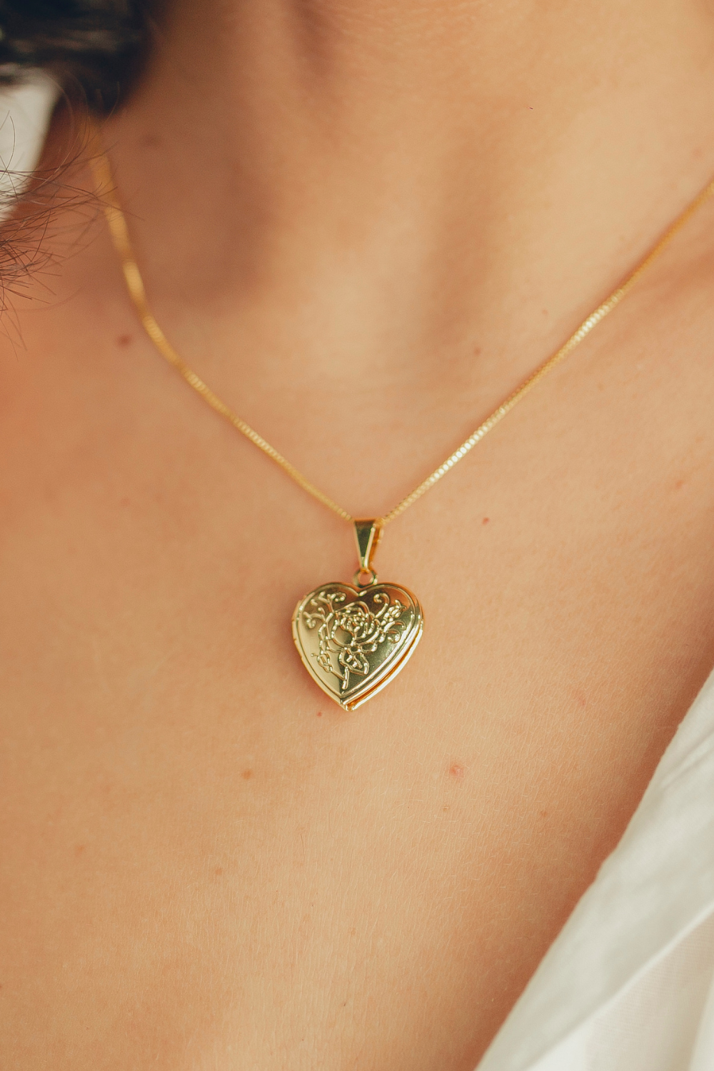 COLAR RELICARIO REDONDO TRABALHADO FOLHEADO A OURO 18K