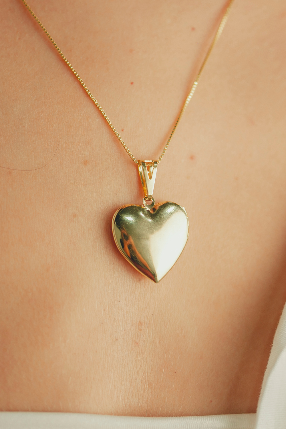 COLAR RELICARIO DE CORAÇÃO LISO GRANDE FOLHEADO A OURO 18K