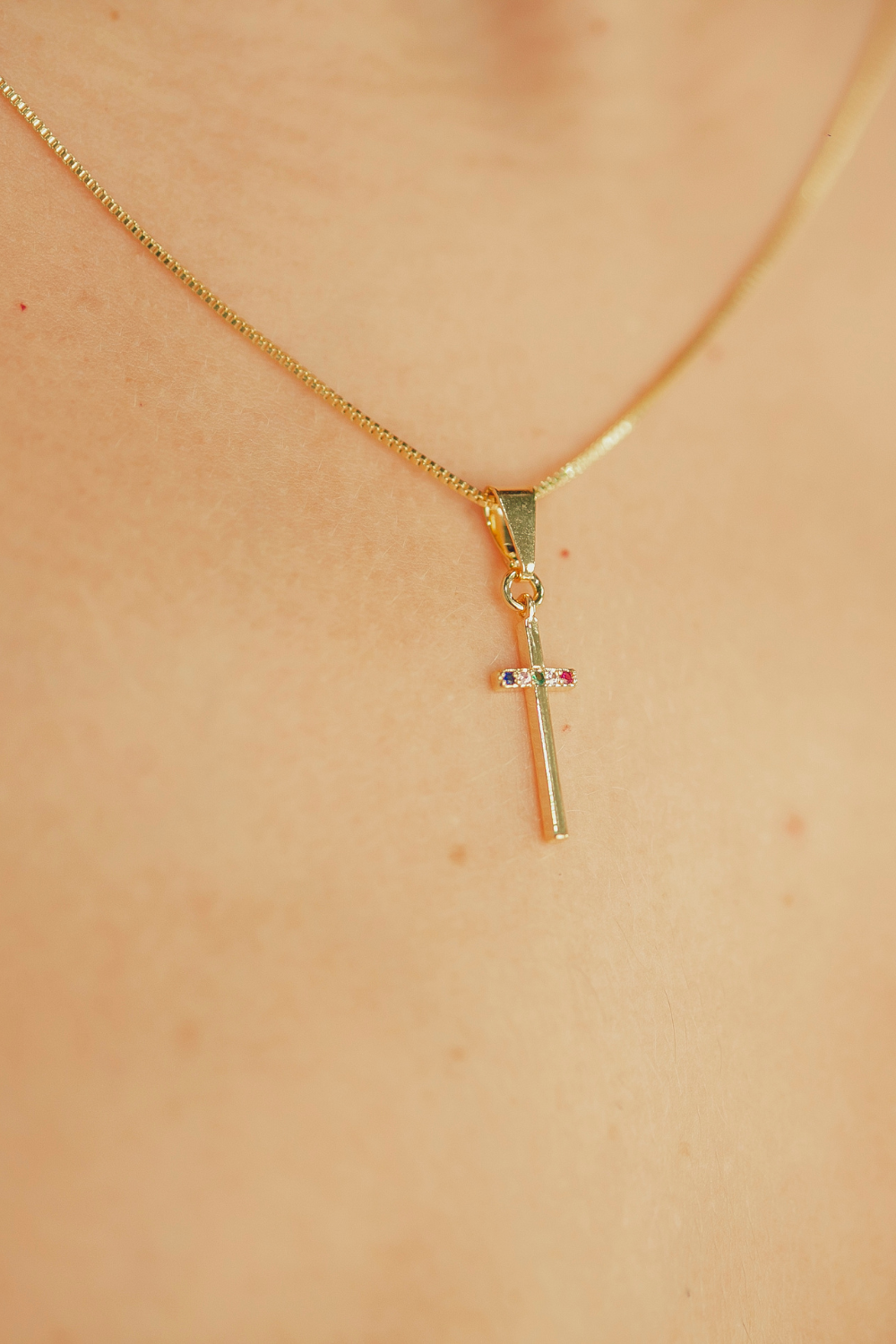 COLAR COM CRUCIFIXO PEQUENO COLORIDO FOLHEADO A OURO 18K