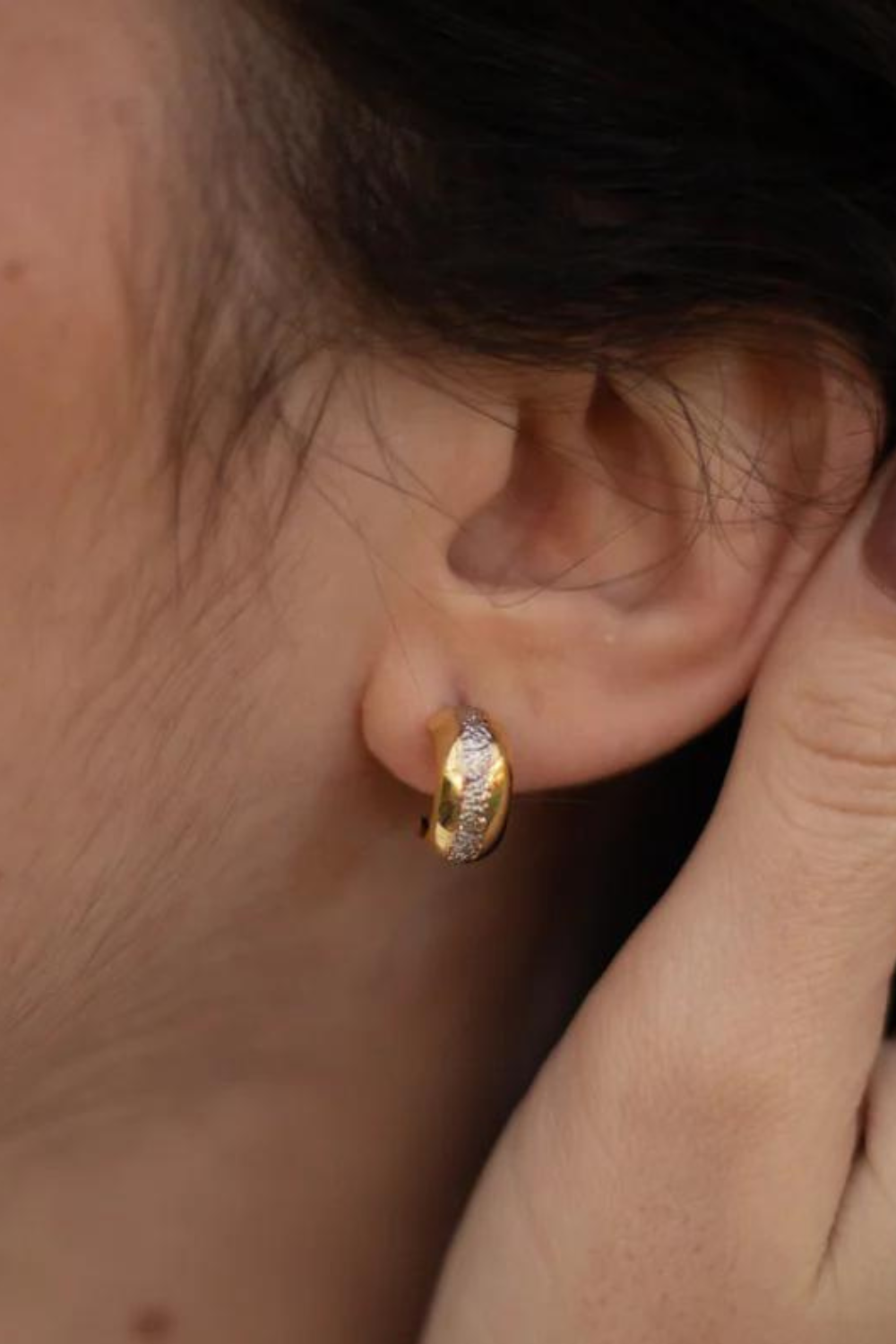 BRINCO DE ARGOLA MEDIA COM DETALHE DE RODIO FOLHEADA A OURO 18K