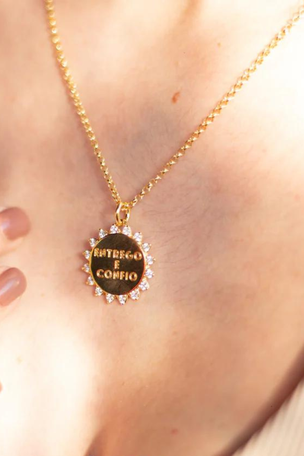 COLAR ENTREGO E CONFIO COM PINGENTE EM ZIRCONIA FOLHEADO A OURO 18K