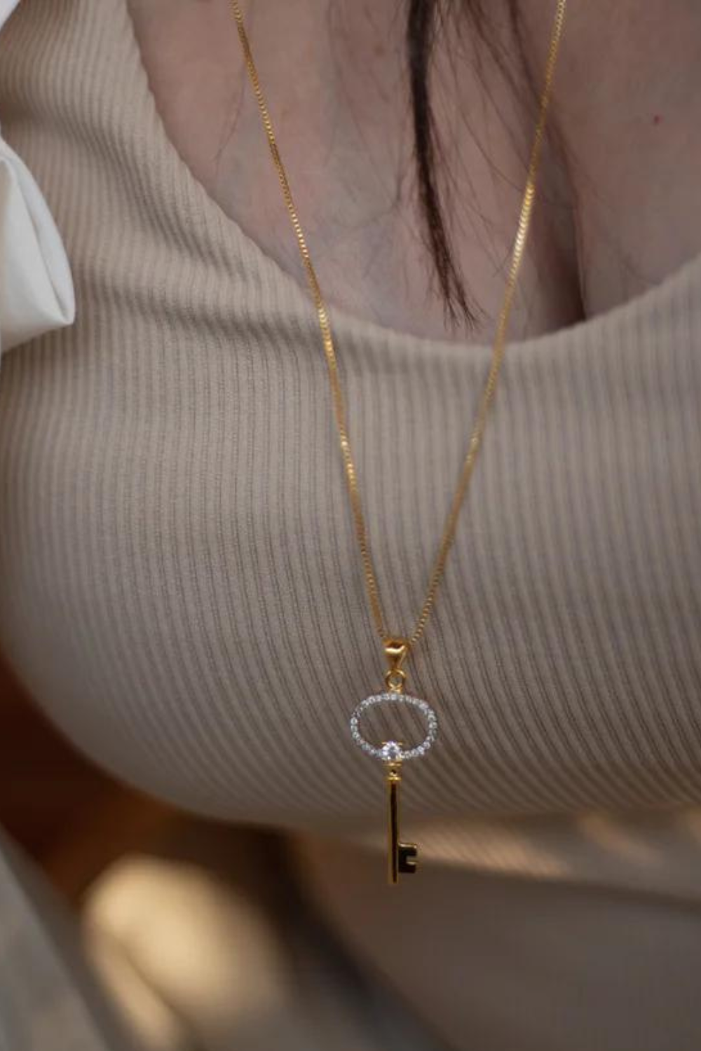 COLAR COM PINGENTE DE CHAVE REDONDA CRAVEJADA DE ZIRCONIA FOLHEADO A OURO 18K