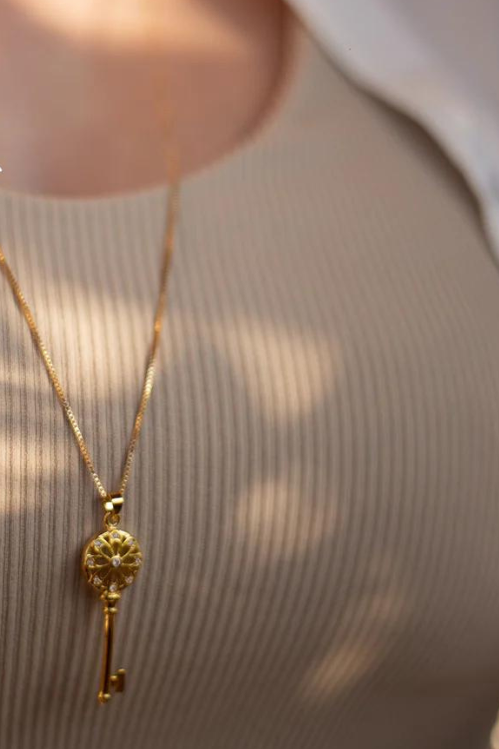 COLAR COM PINGENTE DE CHAVE GRANDE FOLHEADO A OURO 18K