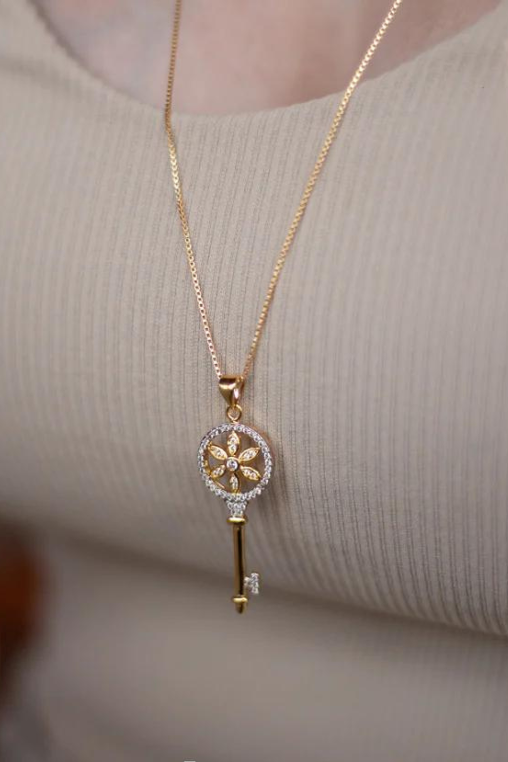 COLAR COM PINGENTE DE CHAVE CRAVEJADA DE ZIRCONIA FOLHEADO A OURO 18K