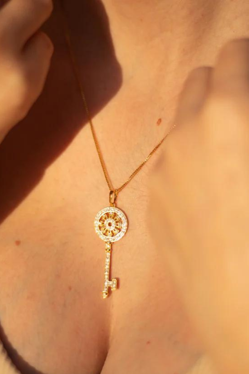 COLAR COM PINGENTE DE CHAVE CRAVEJADA DE ZIRCONIA FOLHEADO A OURO 18K