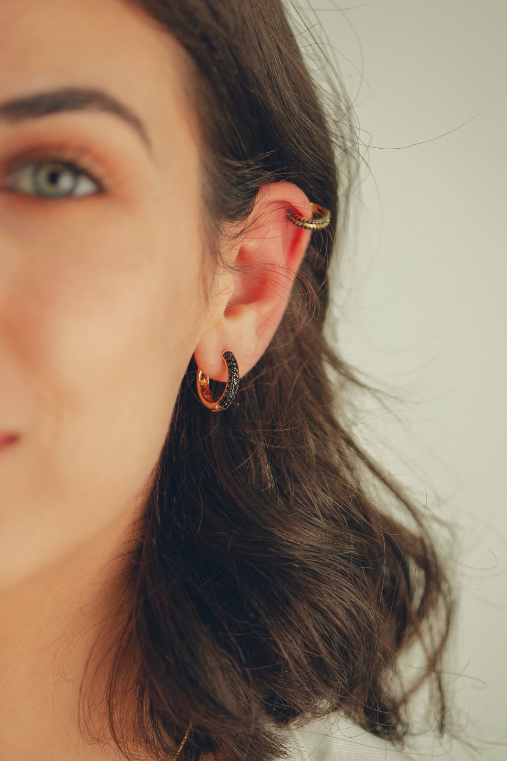 BRINCO DE ARGOLA MEDIA CRAVEJADA DE ZIRCONIAS NEGRAS FOLHEADO A OURO 18K