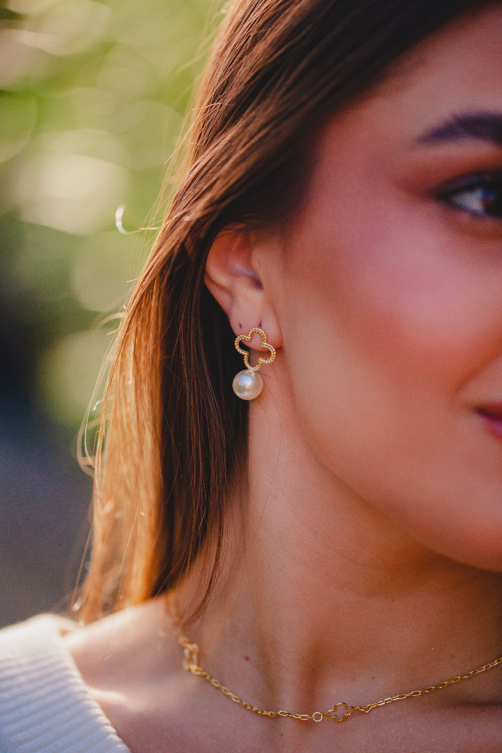 BRINCO TREVO VAZADO COM PEROLA FOLHEADO A OURO 18K