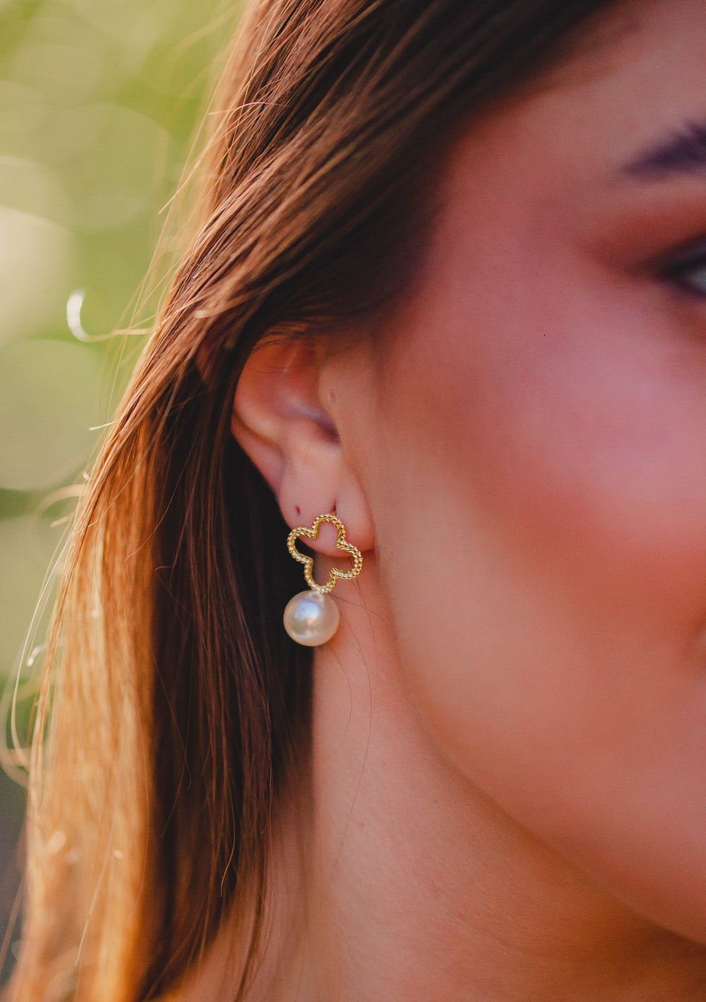 BRINCO TREVO VAZADO COM PEROLA FOLHEADO A OURO 18K