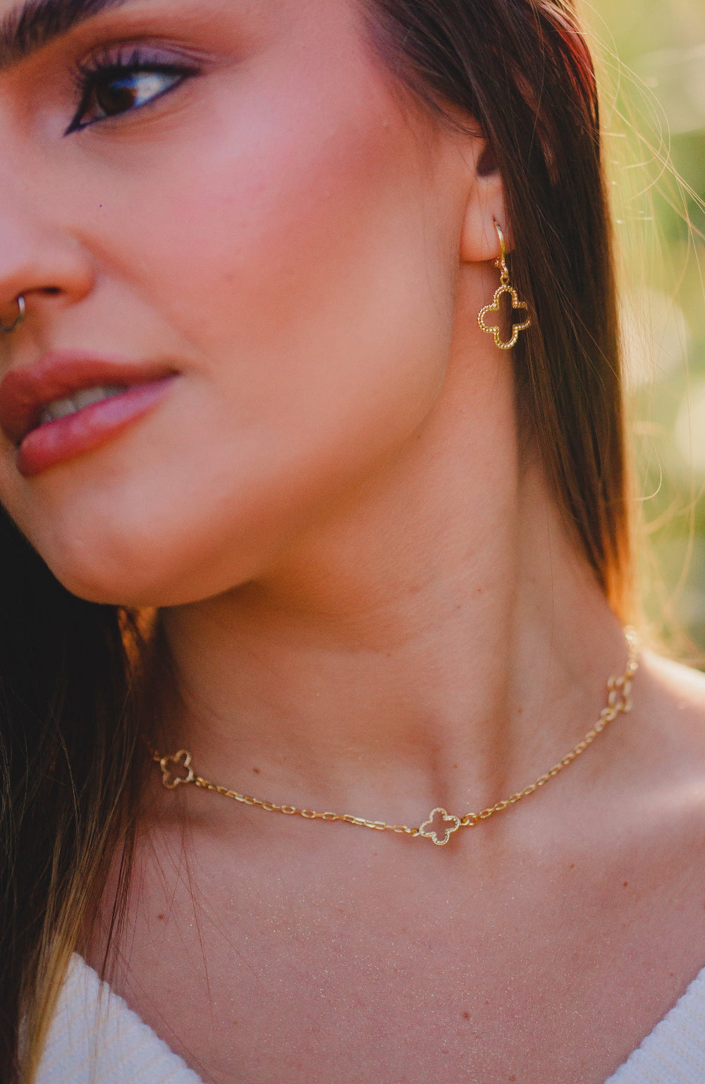 COLAR GARGANTILHA COM TREVOS VAZADOS FOLHEADO A OURO 18K
