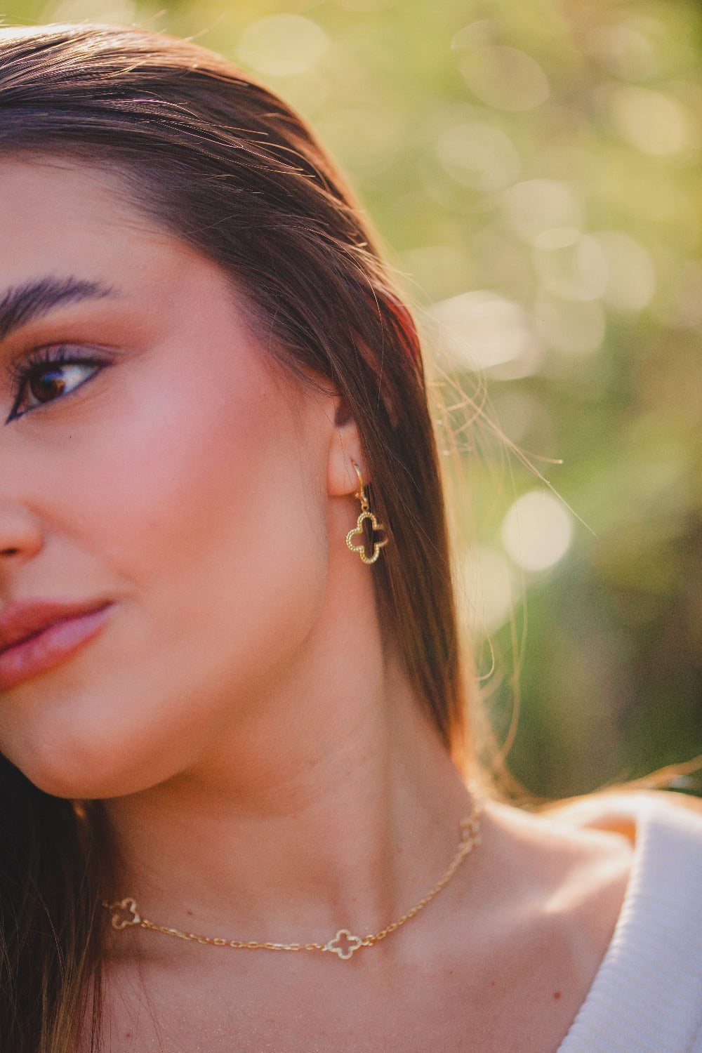 BRINCO ARGOLA TREVO VAZADO FOLHEADO A OURO 18K