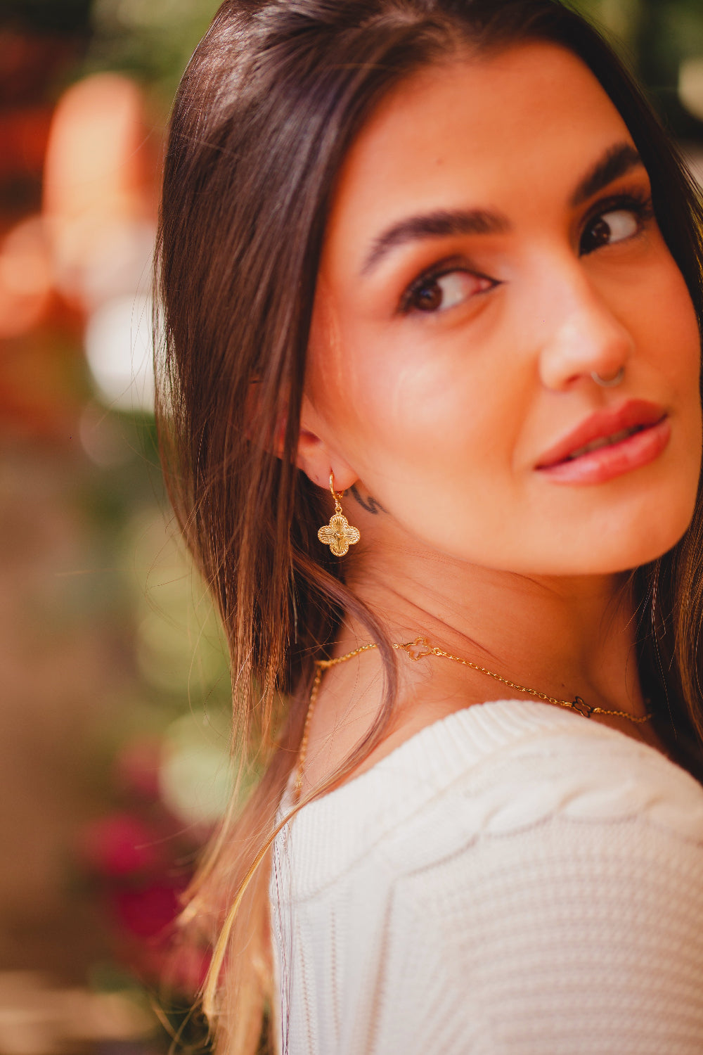 ARGOLA COM PINGENTE DE TREVO TEXTURIZADO FOLHEADO A OURO 18K