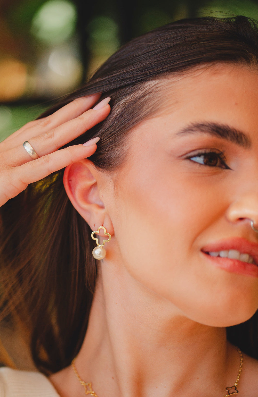 BRINCO TREVO VAZADO LISO COM PEROLA FOLHEADO A OURO 18K