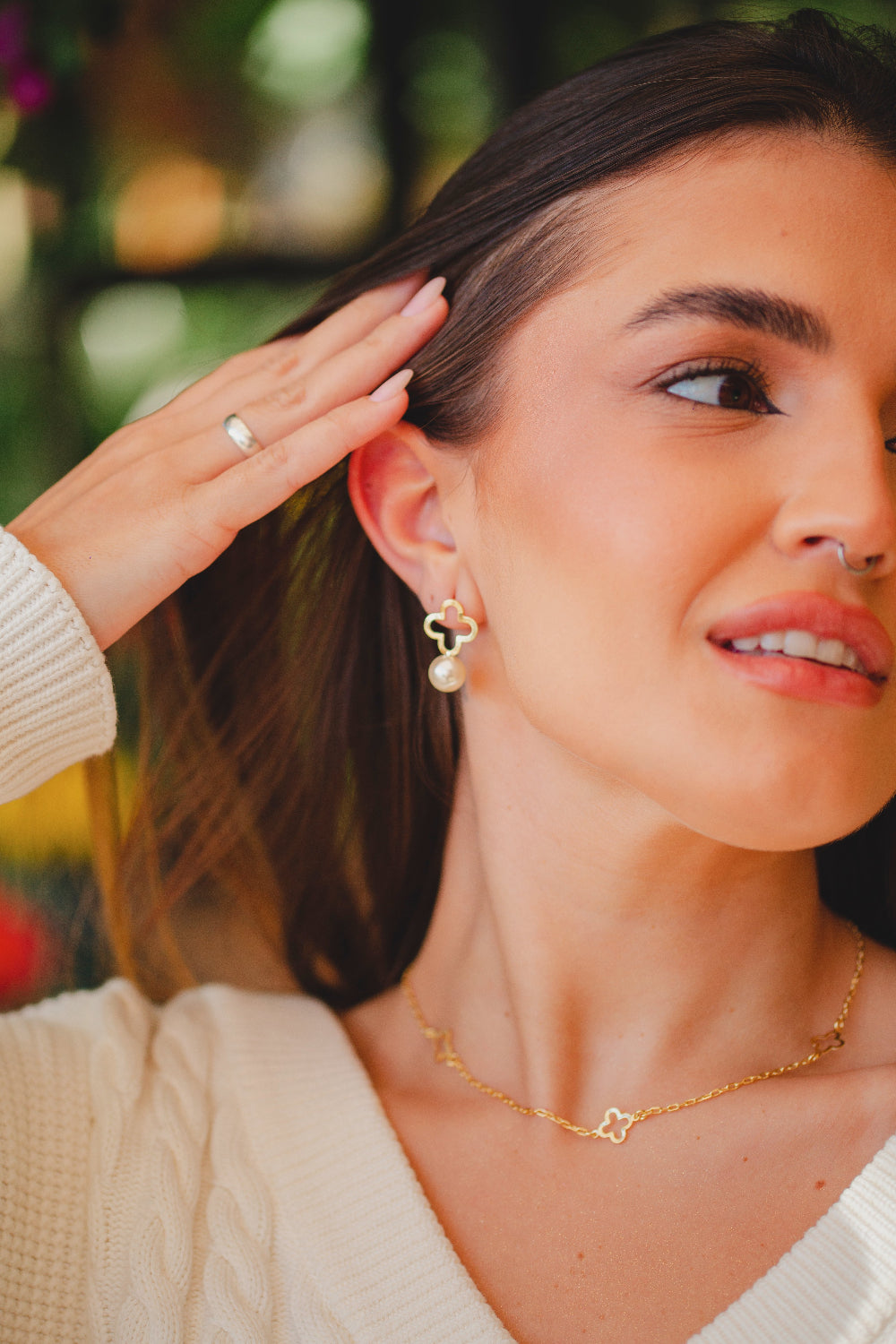 BRINCO TREVO VAZADO LISO COM PEROLA FOLHEADO A OURO 18K