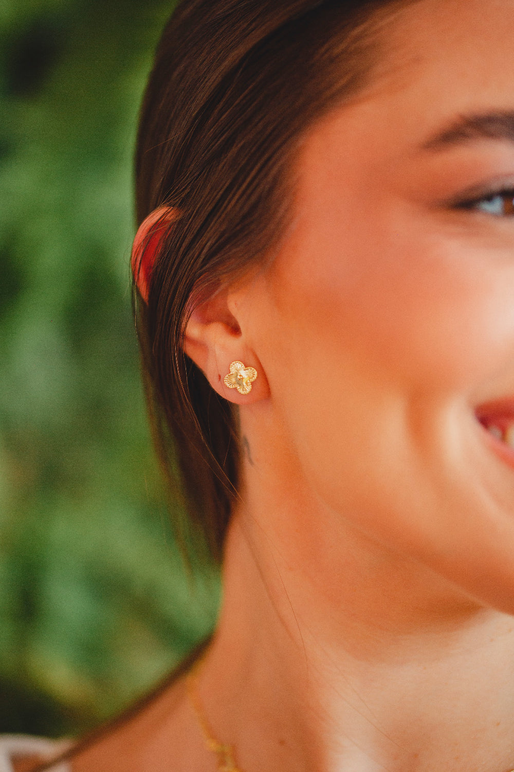 BRINCO MINI TREVO FOLHEADO A OURO 18K