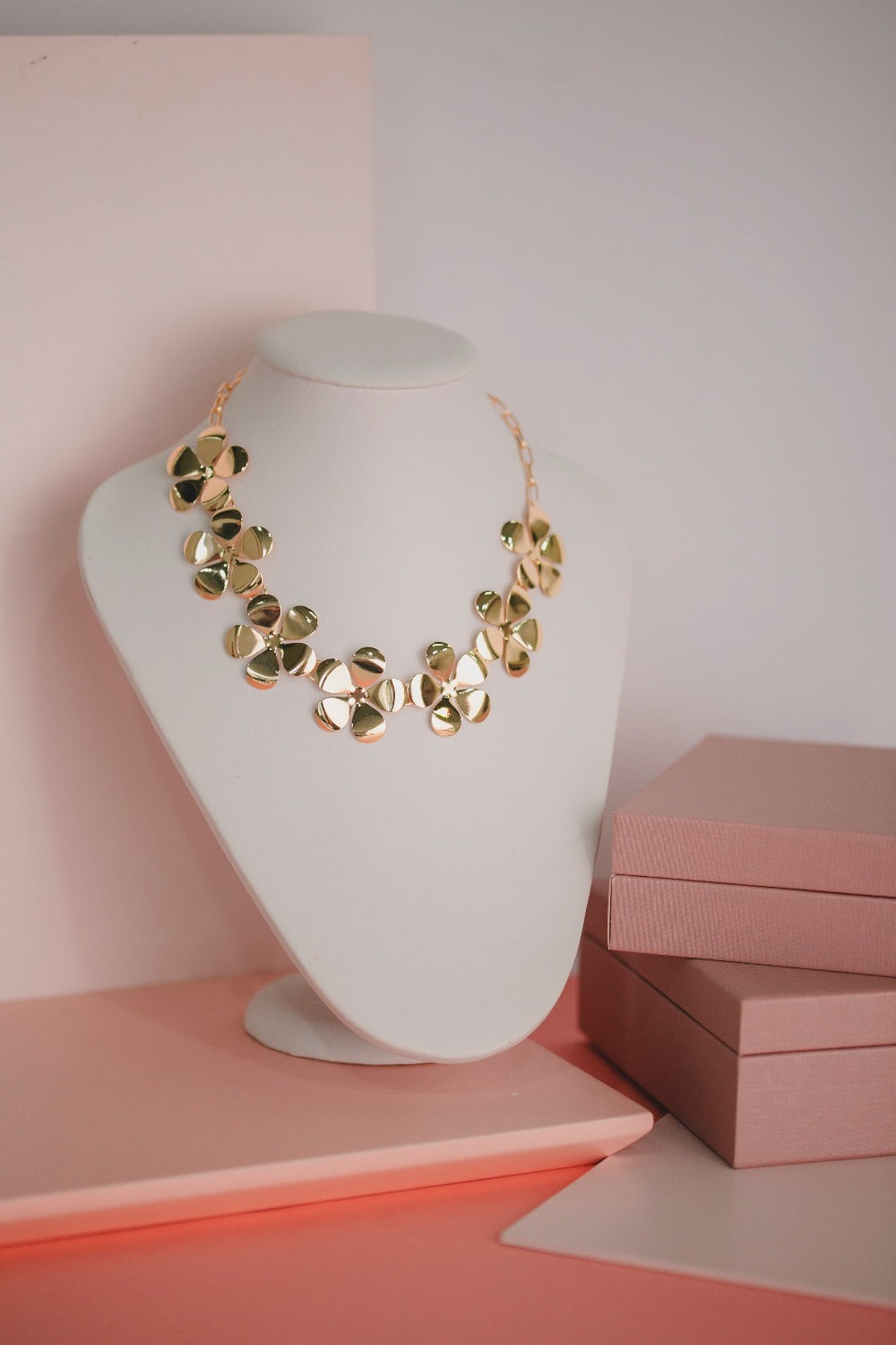 COLAR BIJUTERIA COM FLORES LISAS