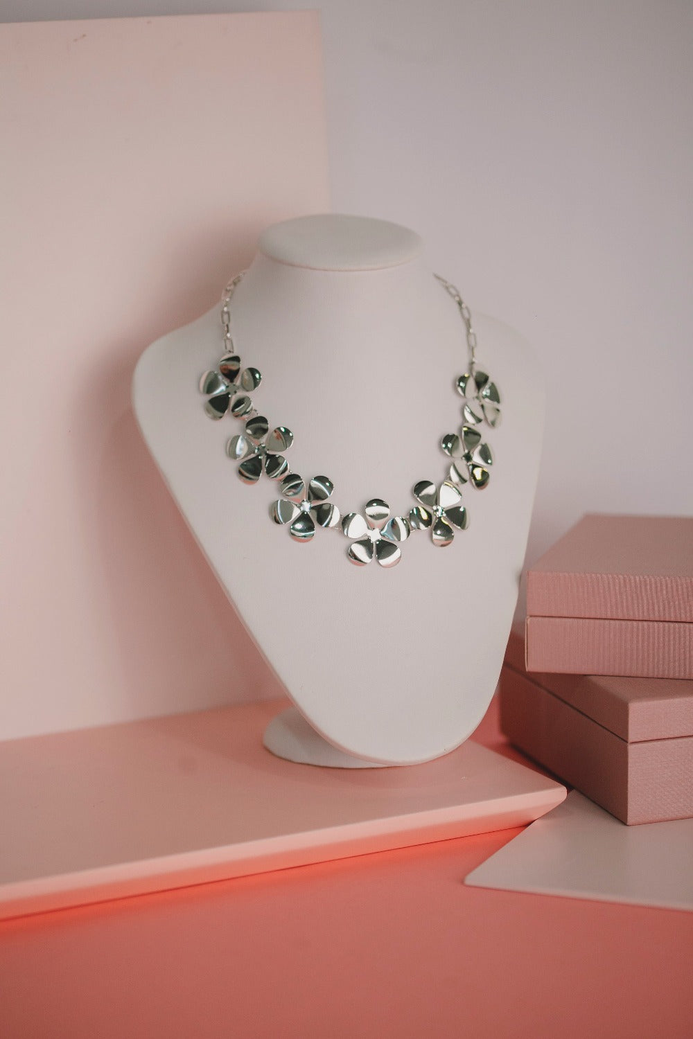 COLAR BIJUTERIA COM FLORES LISAS