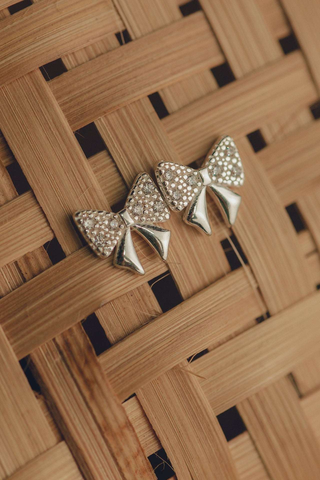 BRINCO DE PRATA LAÇO COM ZIRCONIA