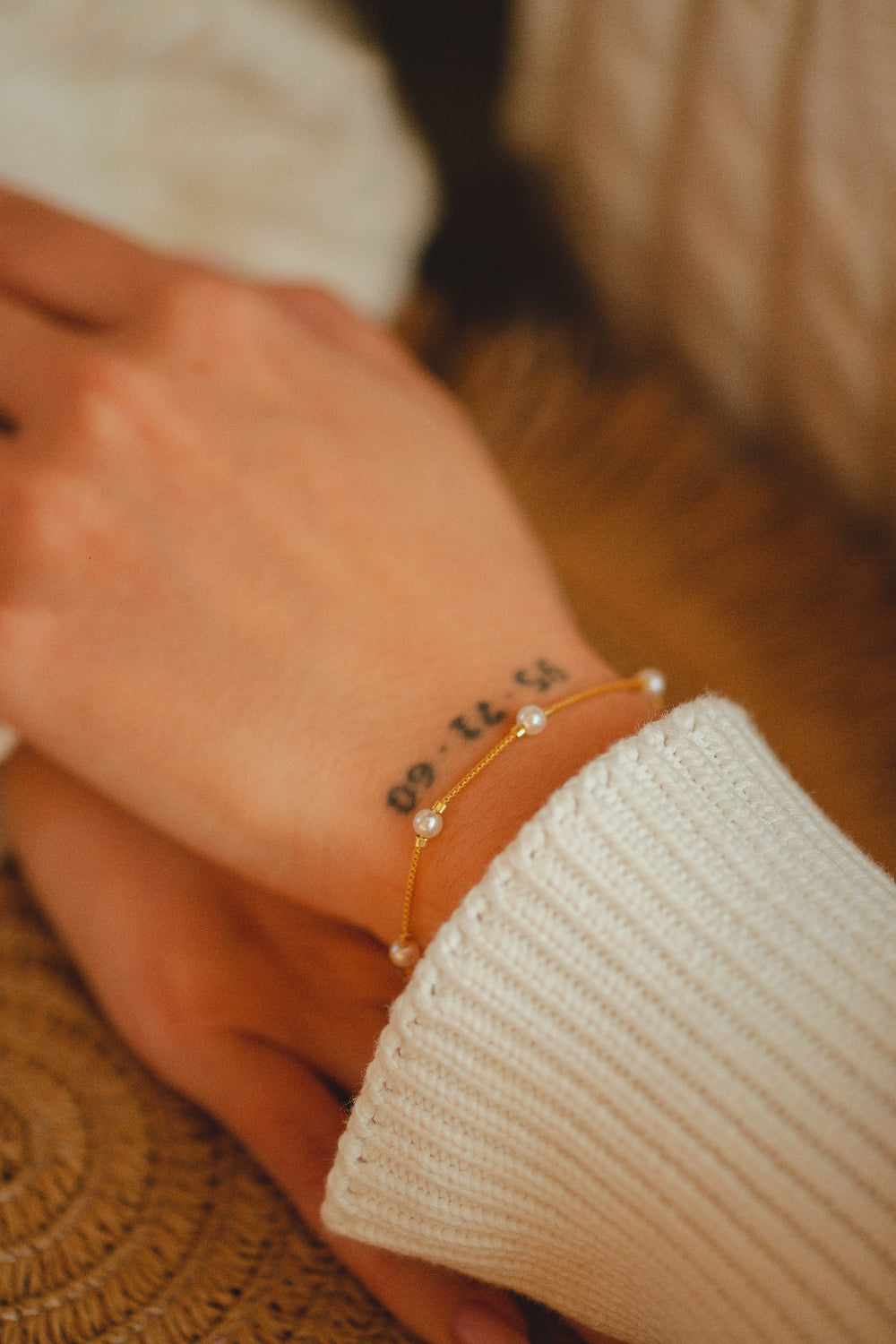 PULSEIRA COM MINI PEROLAS FOLHEADO A OURO 18K