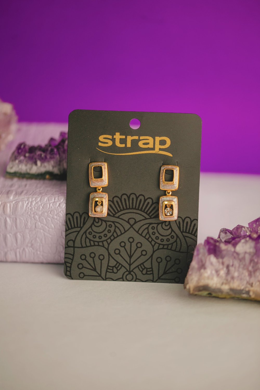 BRINCO RETANGULAR COM PEDRA  FOLHEADO A OURO 18K
