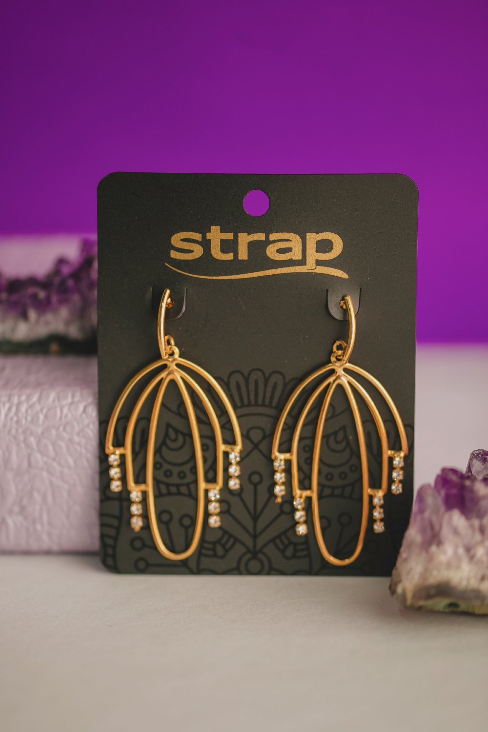BRINCO COM PEDRA FOLHEADO A OURO 18K