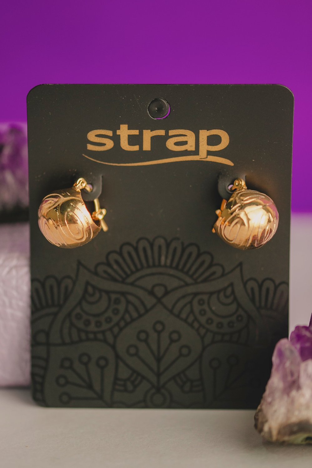 BRINCO ARGOLA TEXTURIZADA FOLHEADO A OURO 18K